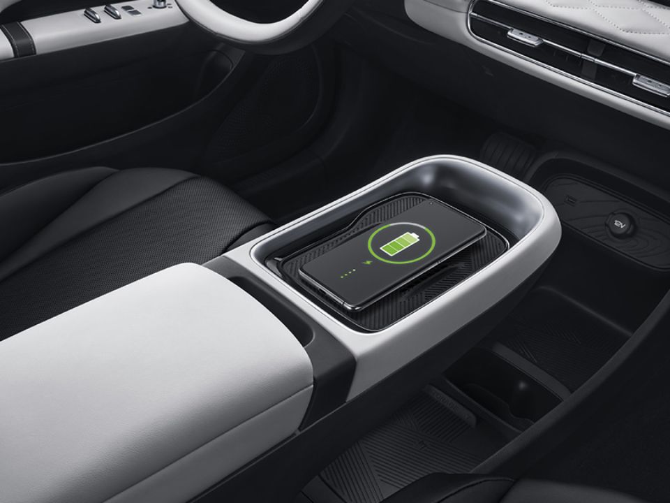 Dongfeng box EV inner wireless charge box